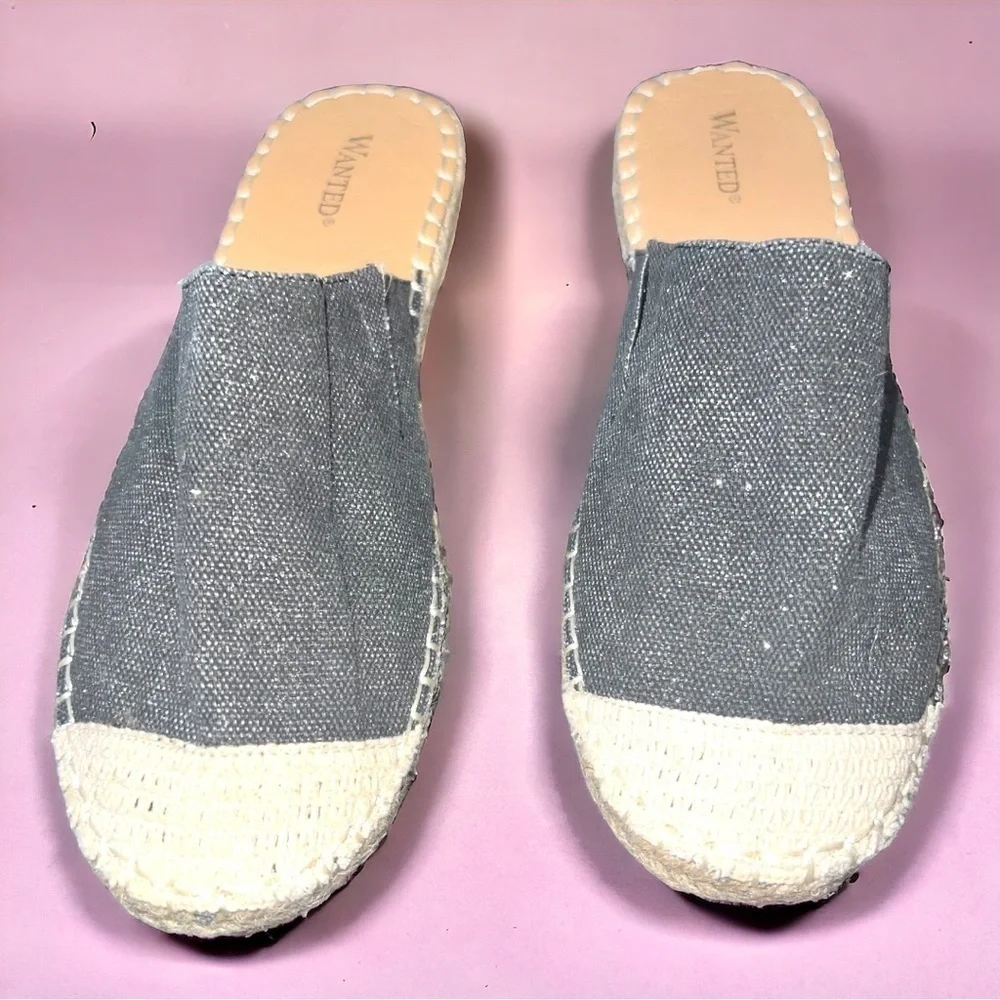 ▶️ Wanted ◀️ Slip on espadrille with subtle sparkle!